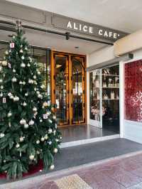 เที่ยวคาเฟ่คริสต์มาส  Alice Cafe ย่านพระนคร