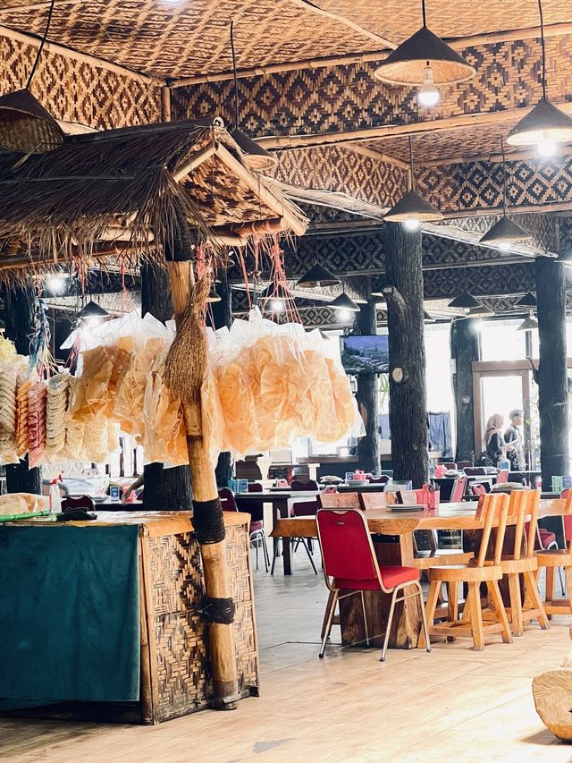 Authentic Sundanese Food At Saung Pengkolan🤤