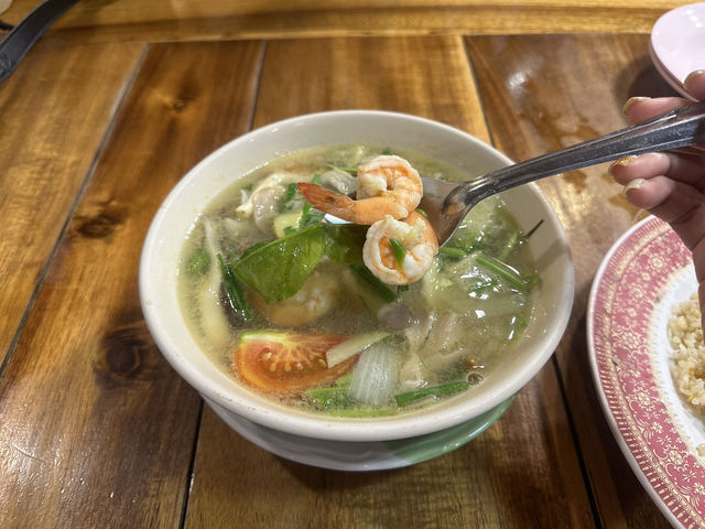 ไร่เลย์ แฟมิลี่ ร้านอร่อยบนหาดไร่เลย์ 🍚🥢👍🏻