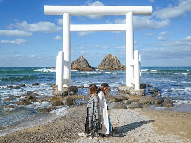 【福岡】海に続く白い鳥居と夫婦岩