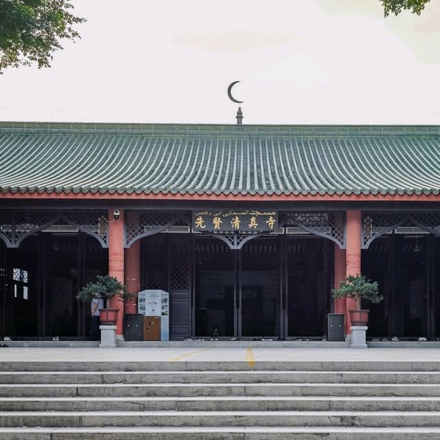 Nestled Among Greenery: The Peaceful Garden of Saad Bin Abi Waqqas Mosque