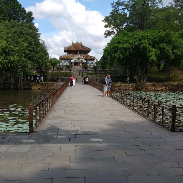 Hue -　imperial city -Old treasure of VIETNAM