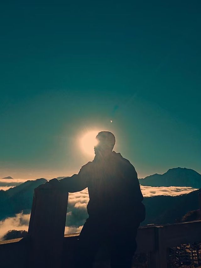 雲海環繞朝霞滿天，赴一趟西嶺雪山！。