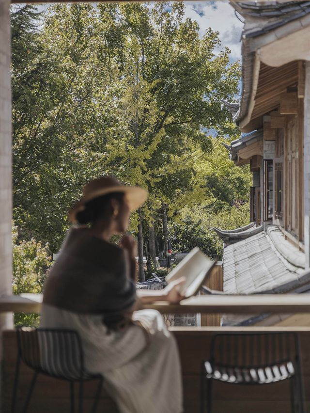 Lijiang: A Duet of Beautiful Scenery and Crow