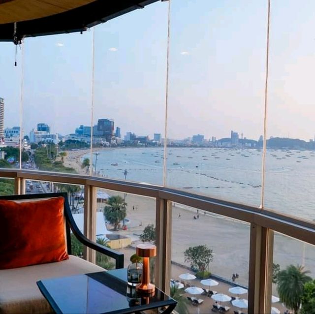 Dusit Thani Pattaya ที่พักติดทะเลพัทยา