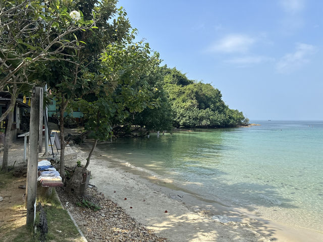 อ่าวพร้าว ทะเลสวยน้ำใส หาดลับบนเกาะเสม็ด 🌊✨