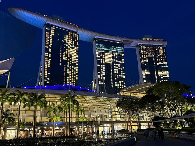 4.The most romantic places for free date in Singapore ( Late evening @ Marina Barrage )