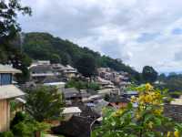 位於芒景村芒洪大寨入口的台地上，曾是芒洪佛寺舊址，現僅存一座八角塔，為全國重點文物保護單位"景邁古茶園"文物建築