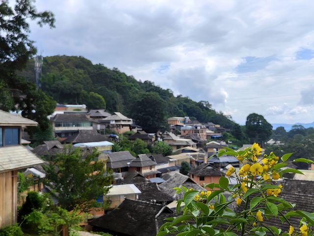 位於芒景村芒洪大寨入口的台地上，曾是芒洪佛寺舊址，現僅存一座八角塔，為全國重點文物保護單位"景邁古茶園"文物建築