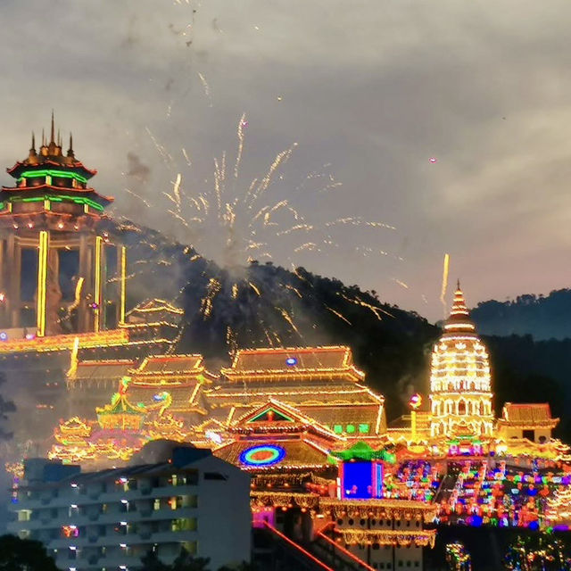 "Chinese New Year Festivities at Kek Lok Si Temple: Dragon Dances, Parades, and Fireworks"