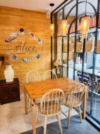 เที่ยวคาเฟ่คริสต์มาส  Alice Cafe ย่านพระนคร