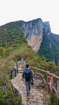 登臨三峽之巔輕舟已過萬重山