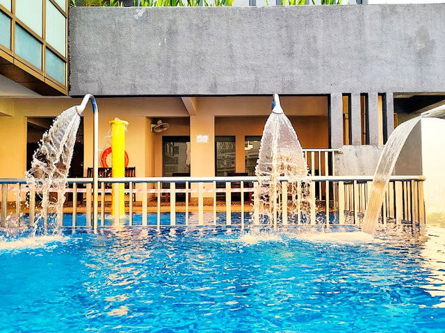 🇲🇾 Sky-High Relaxation: Dive into Ibis KL’s Infinity Pool