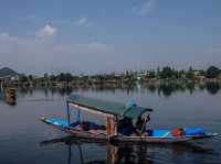 ล่องเรือกลางแม่น้ำที่ศรีนาการ์ 