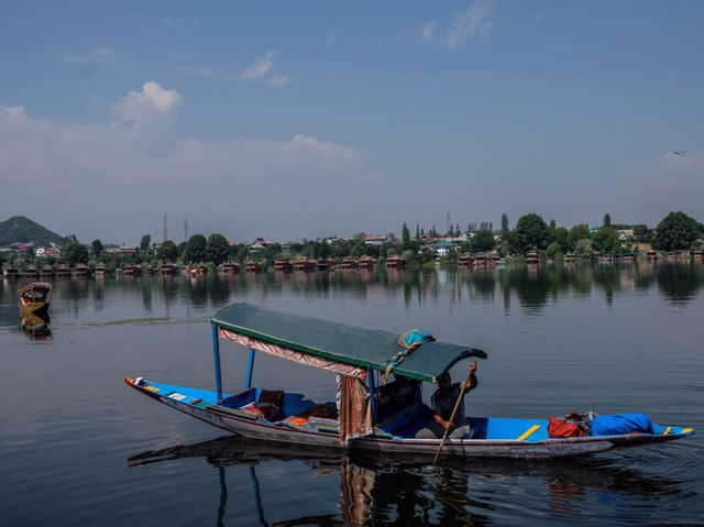 ล่องเรือกลางแม่น้ำที่ศรีนาการ์ 