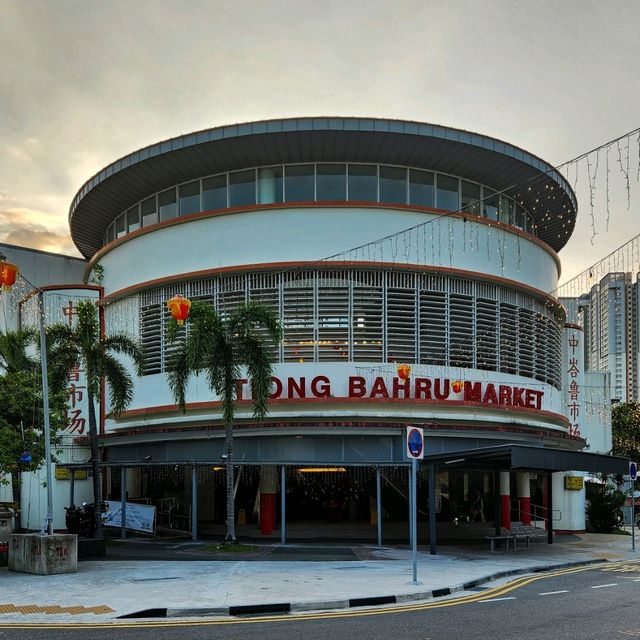 Tiong Bahru's Art Deco Buildings & Heritage Murals