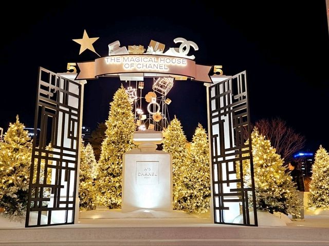 A Christmas decoration at Lotte World Mall