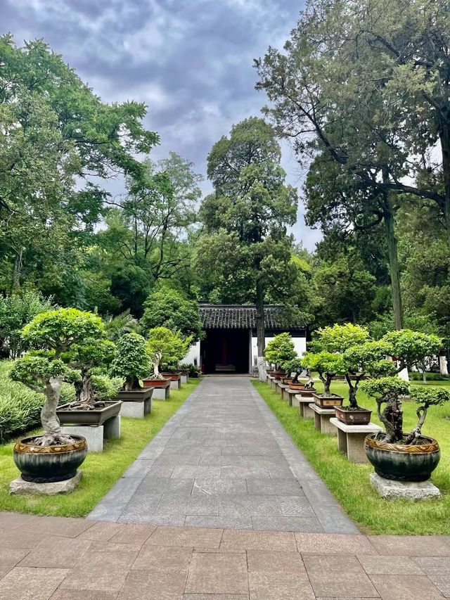 百里平畴  一峰独秀：亭林園