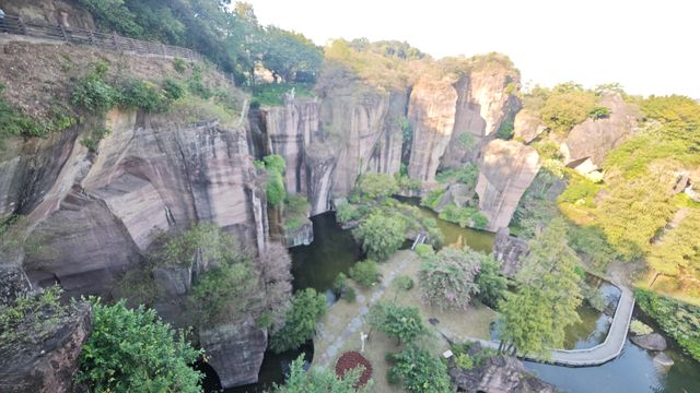 壯觀、神奇的蓮花山燕子岩