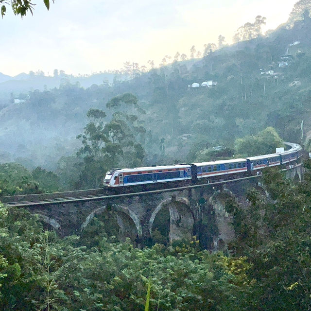 Experience the Majestic Nine Arch Bridge in Ella 🌿