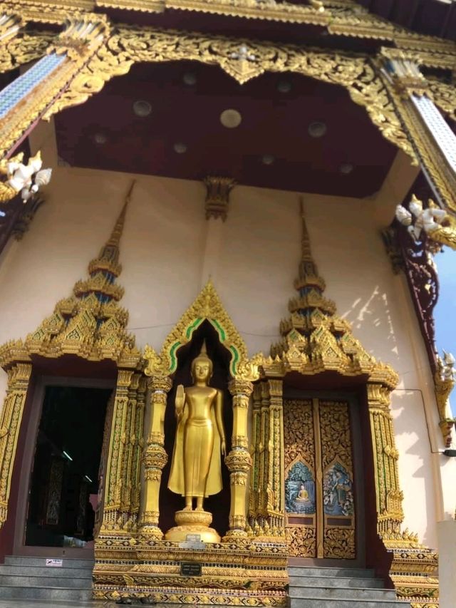 Wat Plai Laem廟有大型笑佛又有千手觀音