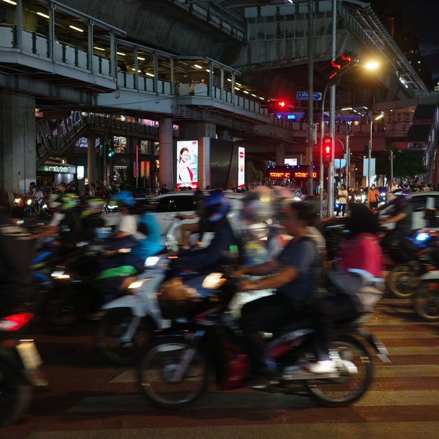 曼谷的夏天是一場躁動不安的引擎與尾氣