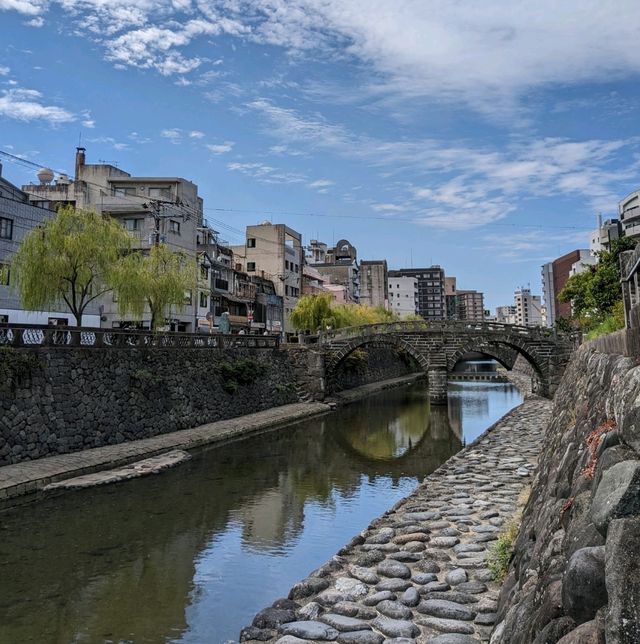 長崎の眼鏡橋の【♡石】中々、見つけられずに、幼稚園児の遠足の後に付いて行って発見！。