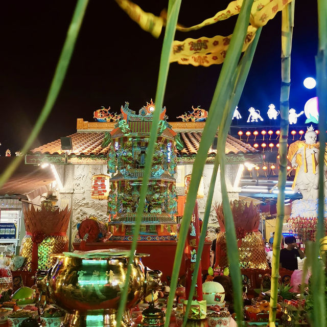 "Chinese New Year Festivities at Kek Lok Si Temple: Dragon Dances, Parades, and Fireworks"