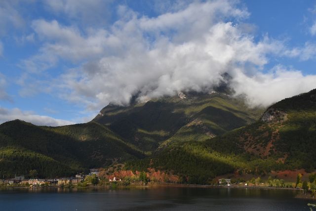 瀘源崖，山崖如削，景致獨特