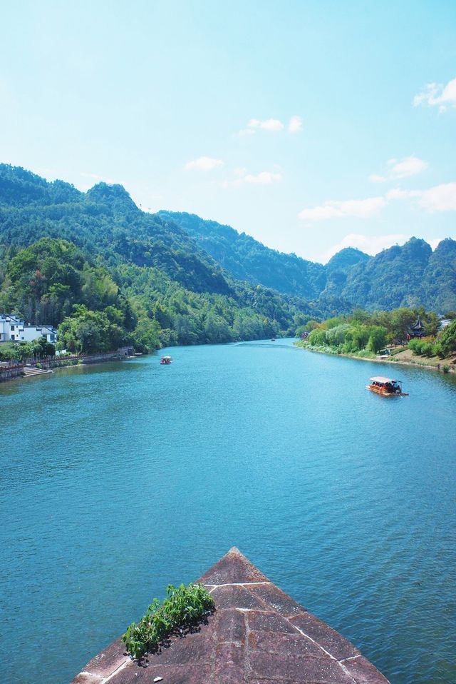 不見齊雲山，但見徽州春。