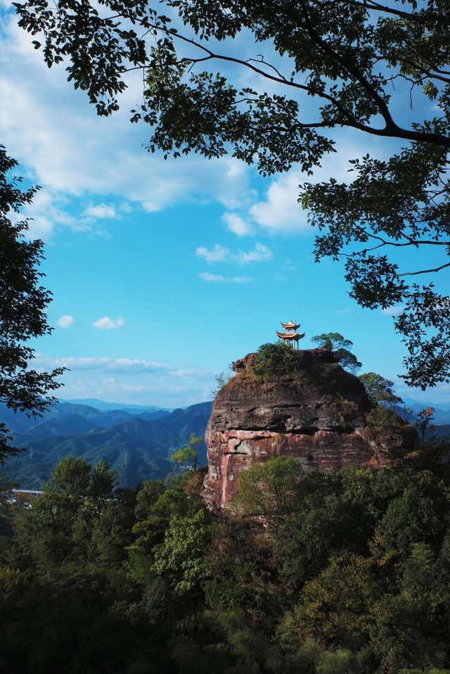 不見齊雲山，但見徽州春。