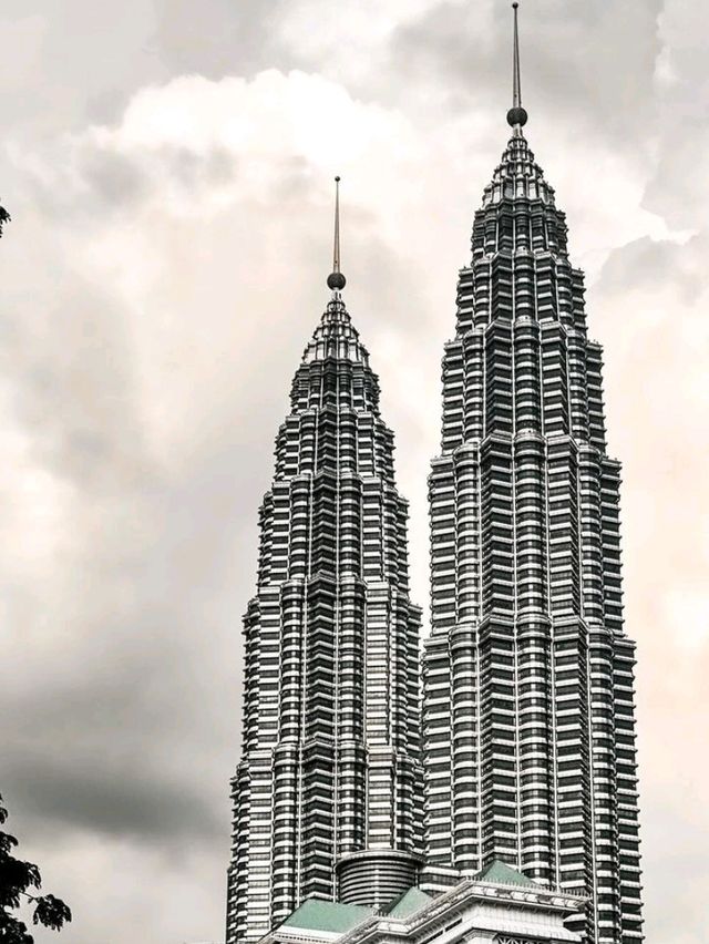 Kuala Lumpur: Where Skyscrapers Meet Culture! 🌆🌴