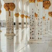 The Grand Corridor of Sheikh Zayed Mosque: A Walk Through Elegance 🕌✨