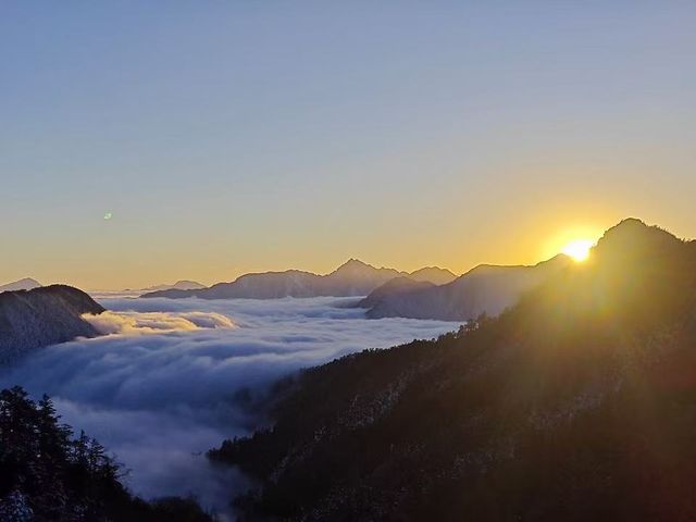 雲海環繞朝霞滿天，赴一趟西嶺雪山！。