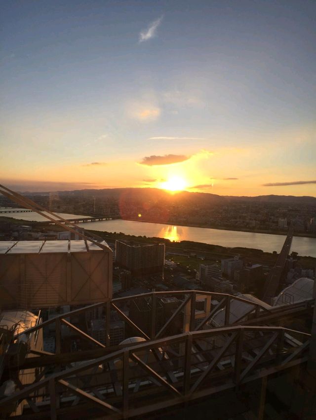 【大阪】梅田藍天大廈：浪漫空中庭園，日落夜景更迷人。