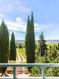 🏰✨ Chateauneuf-du-Pape's Finest: A Hotel Gem 💎🍇