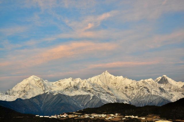 梅里雪山日照金山。