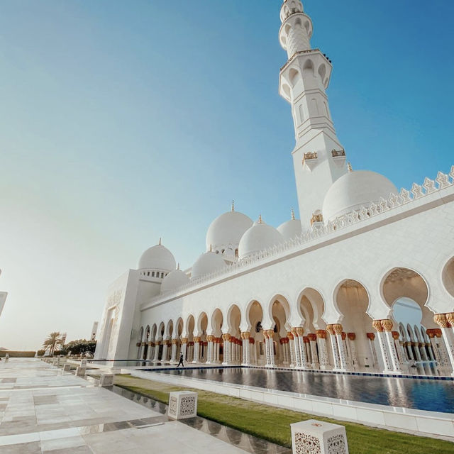 Sheikh Zayed Grand Mosque: Abu Dhabi’s Majestic White Marvel 🕌✨