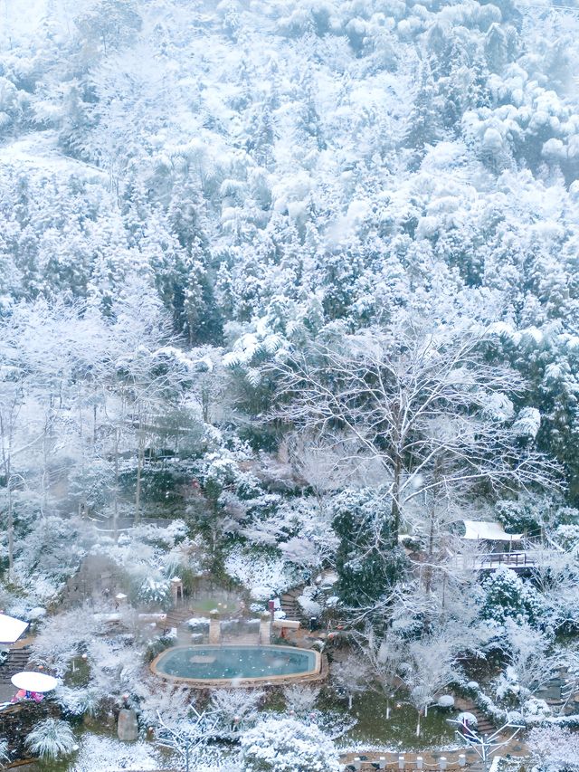 冰雪溫泉，冰火兩重天的震撼體驗