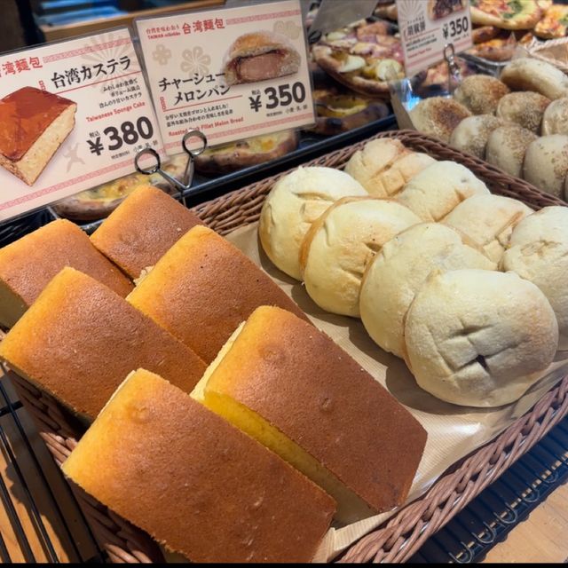 【食べ歩き】神奈川 みなとみらい R Baker みなとみらい店 落ち着いた雰囲気でいただく焼きたてのパン