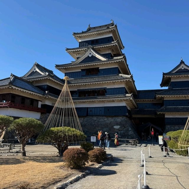 長野景點｜日本現存的最古老的五重六層式的國寶之城—松本城