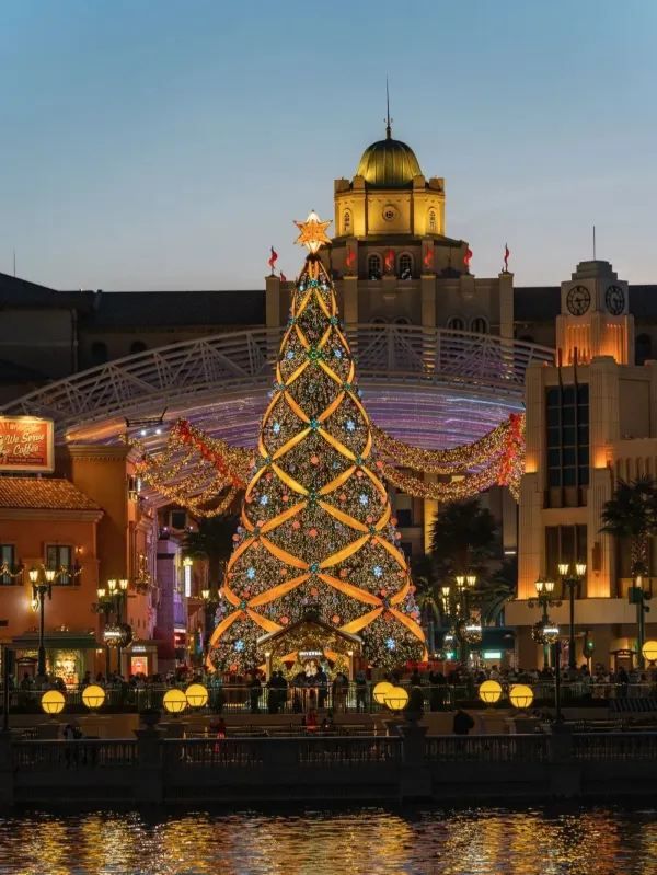 Experience the Magic of Christmas at Universal Studios Beijing