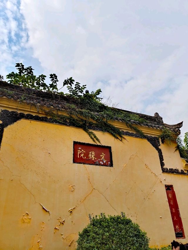 Temple with Amazing Vegetarian Restaurant in Chengdu