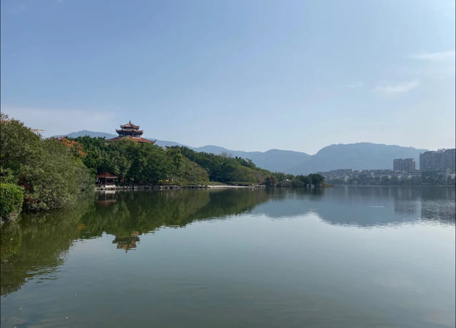 一個隱藏在繁忙都市中的寧靜之地——泉州西湖公園。