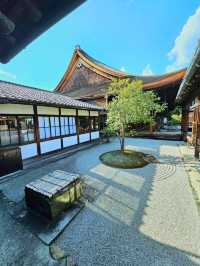 【京都/紅葉スポット】京都最古の禅寺で静かな時の流れを感じて