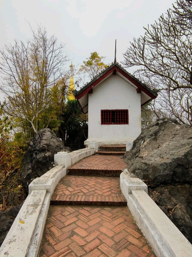 พิกัดจุดชมวิวเมืองหลวงพระบาง ที่พระธาตุพูสี