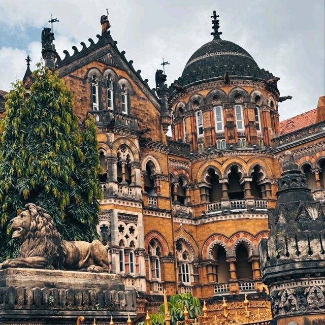 AN ICONIC RAILWAY STATION IN MUMBAI 