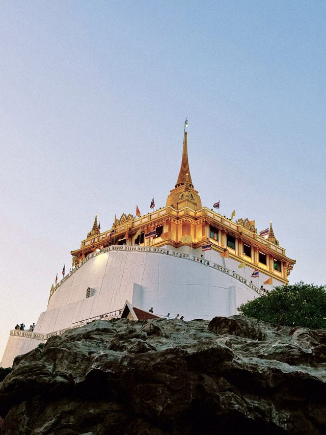 夕陽餘暉：金山寺與曼谷的靜謐時光