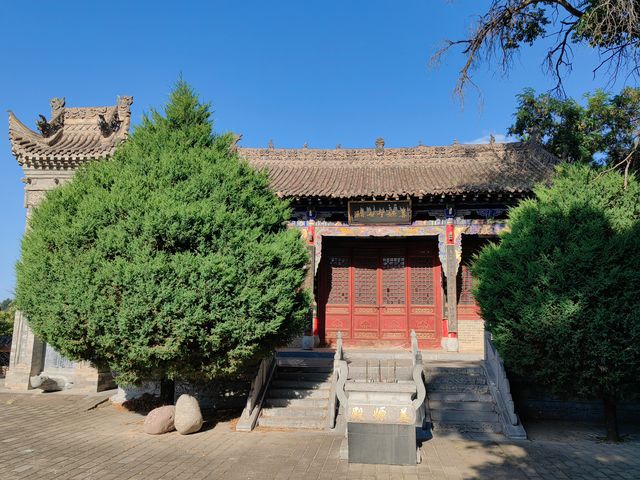 周祖陵景區位於甘肅省慶陽市慶城縣城東山，國家AAAA級旅遊景區，因山頂有一座著名的墓冢——周先祖不窋（bu zhu）陵而得名