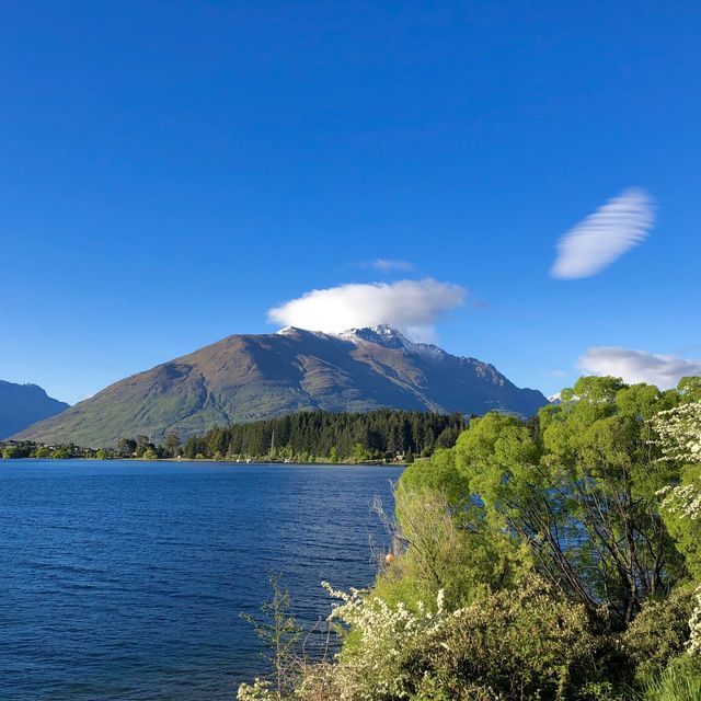 Queenstown Reverie: Lake's Embrace Beckons